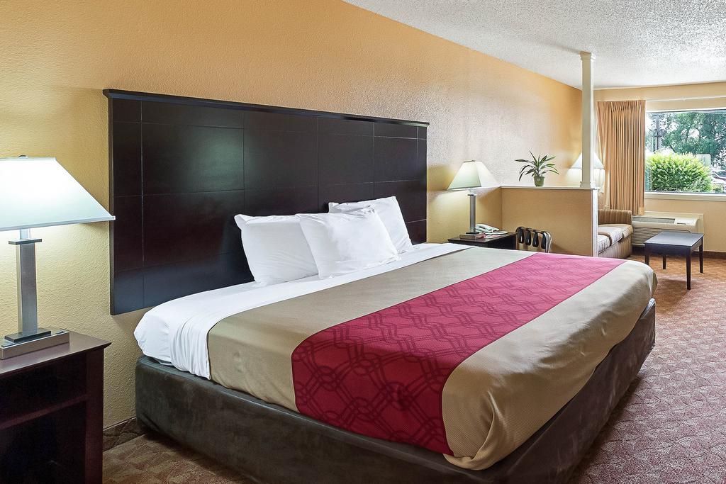 Econo Lodge Inn & Suites Downtown Northeast Near Ft Sam Houston, At&T Сан-Антонио Экстерьер фото
